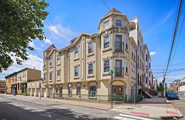 600 GRAND ST photos photos