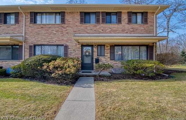 138 E HICKORY GROVE Road - 138 East Hickory Grove Road, Bloomfield Hills, MI 48304