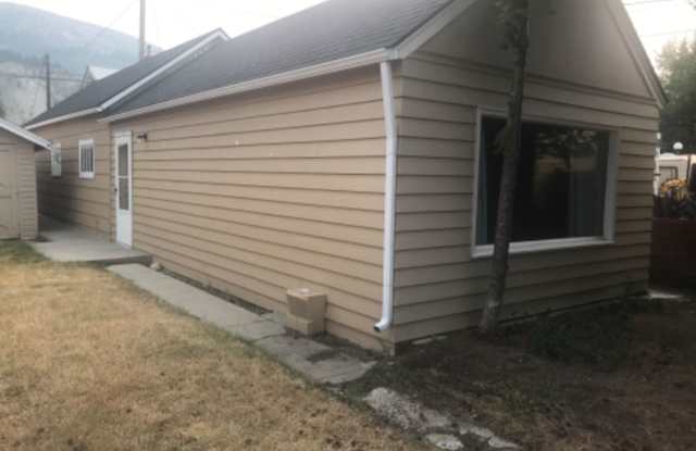 Quiet and secluded 2 bed 1 bath house in Anaconda - 803 1/2 East 4th Street, Anaconda-Deer Lodge, MT 59711