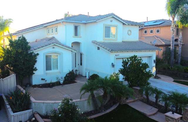 Beautiful House - Close to Everywhere with Mountain Views Gallery 1