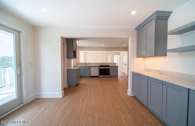 1125 E Ocean Avenue Gallery 4