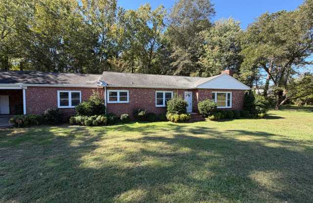 3 Bedroom 2 Bathroom Home - Recently Updated Gallery 1
