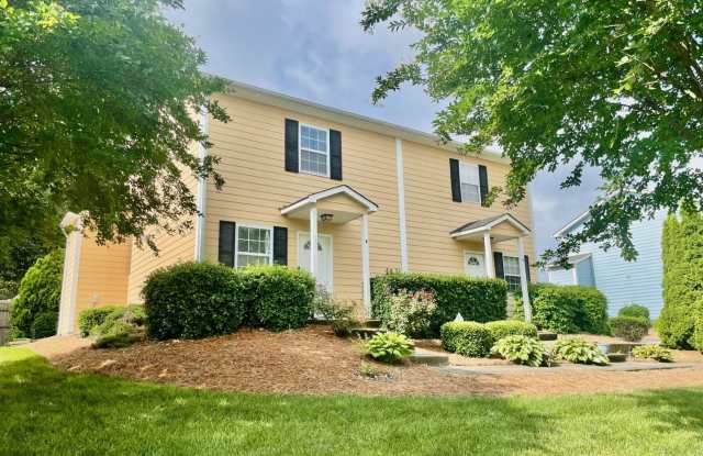 Cute and charming area in the heart of Huntersville... 2 bedroom 1 bath townhouse. - 11712 Ramah Church Road, Huntersville, NC 28078