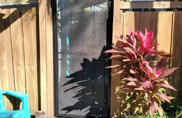 Secluded 1/1 located within walking distance of Jacksonville Beach! Pet Friendly, Lawncare Included! Gallery 3