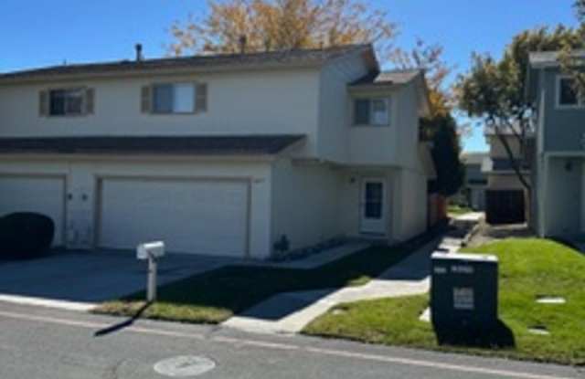 3 Bed, 2.5 bath home in Carson City, Available 11/11 - 4251 Shelbyville Drive, Carson City, NV 89701