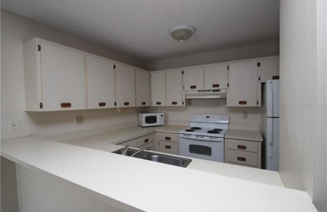 3301 CRYSTAL COURT W #B Gallery 2
