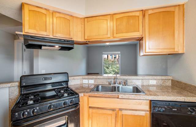 Cozy 1 bed 1 bath in Uptown!    **Move-In Special** Gallery 4