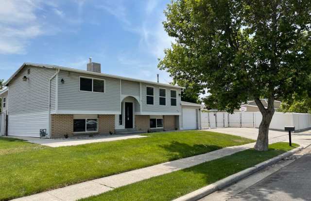 Beautiful 4 Bed 2 Bath House in Taylorsville! photos photos