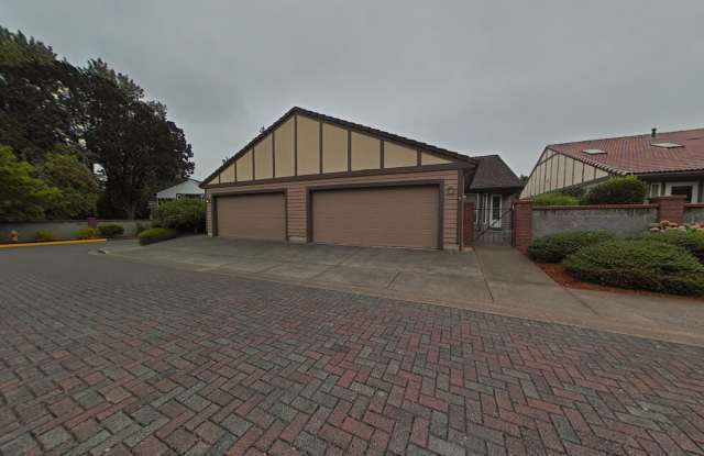 3 Bedroom Duplex ~ Close to Timberhill Shopping Center ~ Pet Friendly photos photos