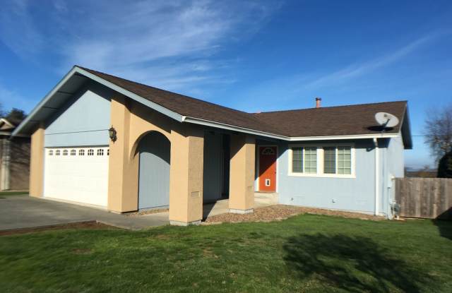 Bay Views! Pet Friendly!3/2 with 2 Car Garage. Minutes from town - 2341 Lee Lane, Humboldt Hill, CA 95503