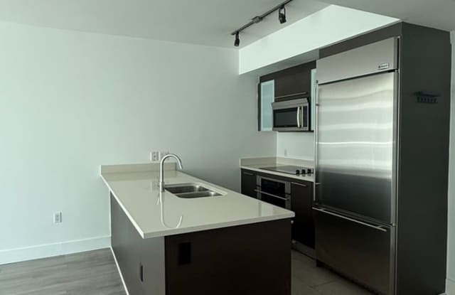 Spacious 1BR with Large Balcony & City/Bay Views at 500 Brickell Gallery 4