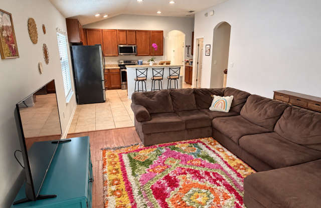 Inviting 3 Bedroom, 2 Bathroom Furnished Home in Westchester Gallery 4