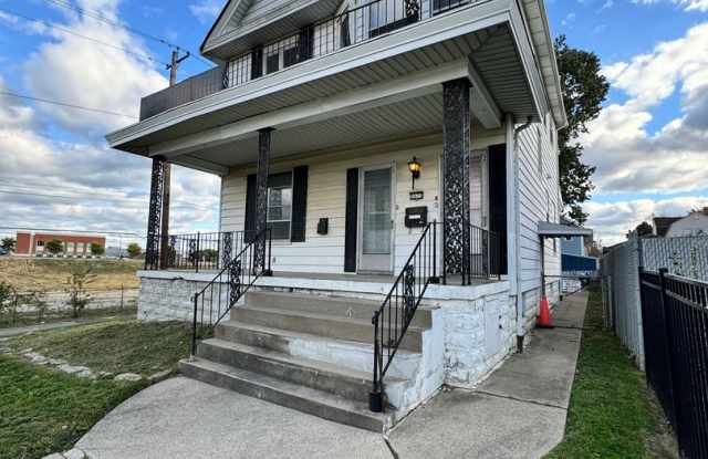 Norwood Duplex W/ Driveway Parking - 2075 Crown Avenue, Norwood, OH 45212