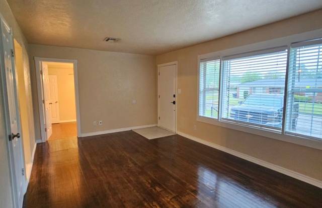 PRELEASING for July 2027! (4) Bed/(2) Bath Close to Campus! Gallery 3
