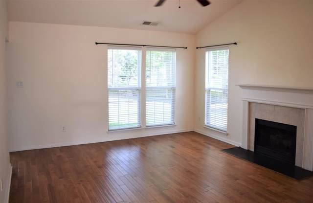 Cute Ranch Style Home - Fenced Yard Gallery 3
