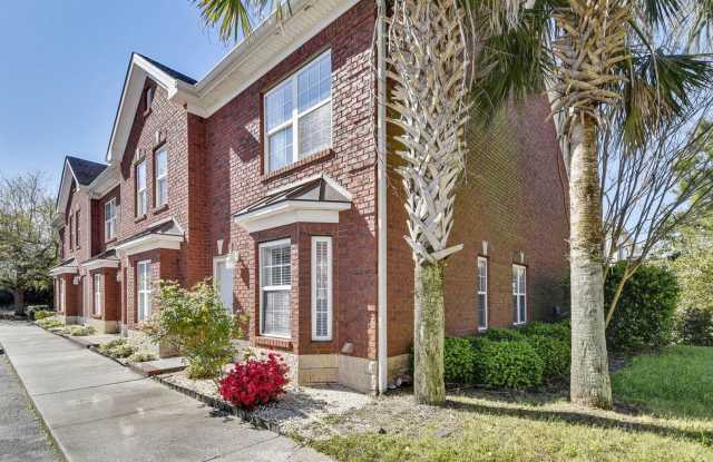 Pet-Friendly Winter Rental - 2 Bedroom Townhouse - Walk to Beach - Available through March 31, 2025! - 2105 Firebird Lane, Myrtle Beach, SC 29577