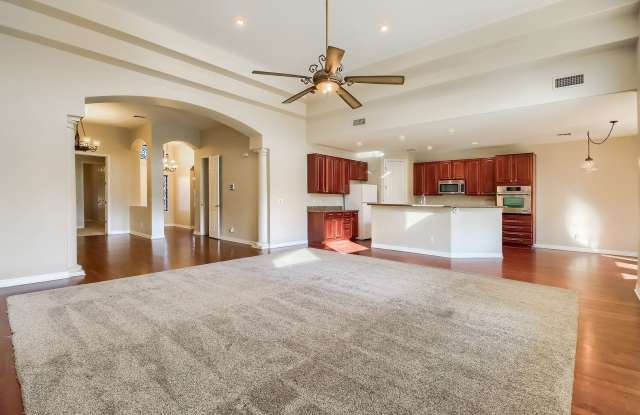 4 bedroom, 2.5 bath house with pool and putting green Gallery 3
