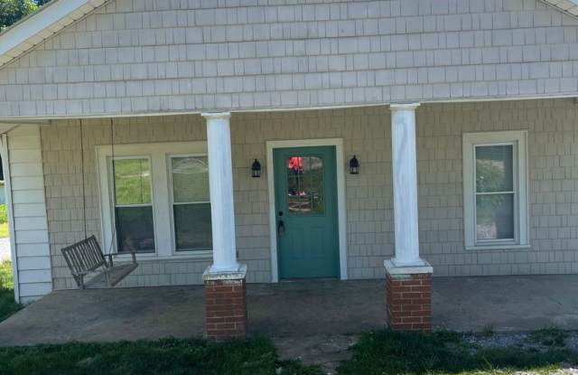 Harriman 37748 - Renovated 3 bedroom, 2 bath home - Call Lisa Vineyard or Shannon Russell (865) 216-9334 - 206 State Street, Harriman, TN 37748