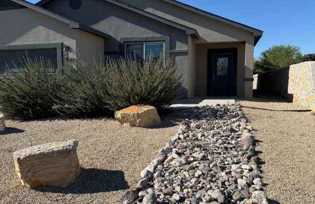 Modern 3 Bed, 2 Bath Home - 1533 Lenox Avenue, Las Cruces, NM 88005
