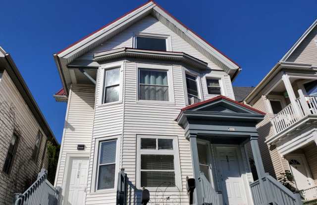 Eastside - Lower 3 Bedroom Apartment Gallery 1
