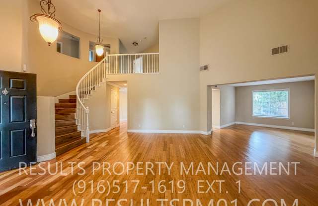 Spacious 5 Bedroom Pool Home -  Gated Community Gallery 1