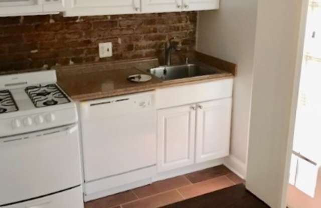 2 BED 1 BATH Condo on the 1st Floor of The Woodbine Condominium by the Cleveland Park METRO. Gallery 3