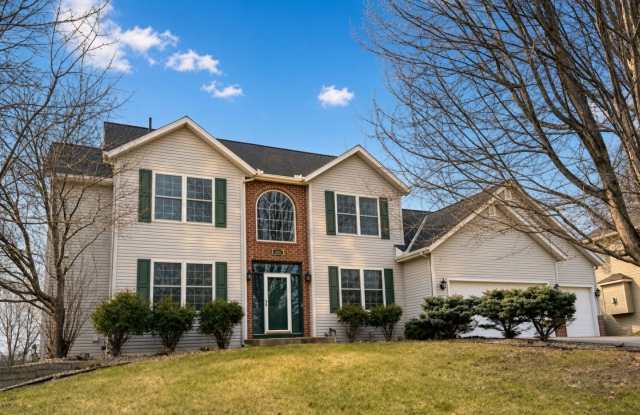 Rare 7Bed 4.5Bath Home in Woodbury, Right on The Golf Course. Gallery 1