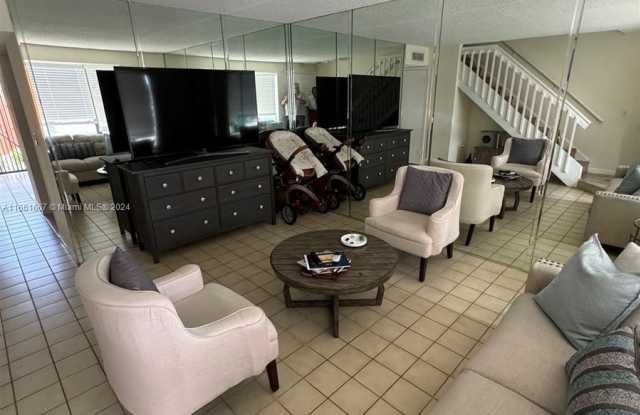 10026 SW 77th Ct Gallery 2