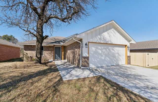 Beautiful 3 Bedroom, 2 Bath Home Close to Choctaw photos photos