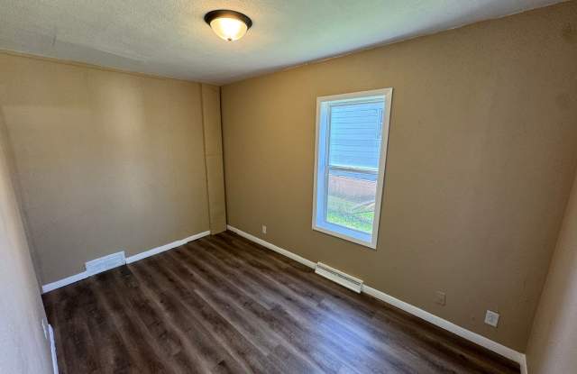 Spacious 4-Bedroom Home in Moline with Central Air & Basement Gallery 3