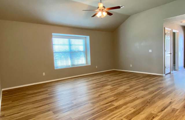 Great 4 Bed, 2 Bath Home in Mustang Schools Gallery 3