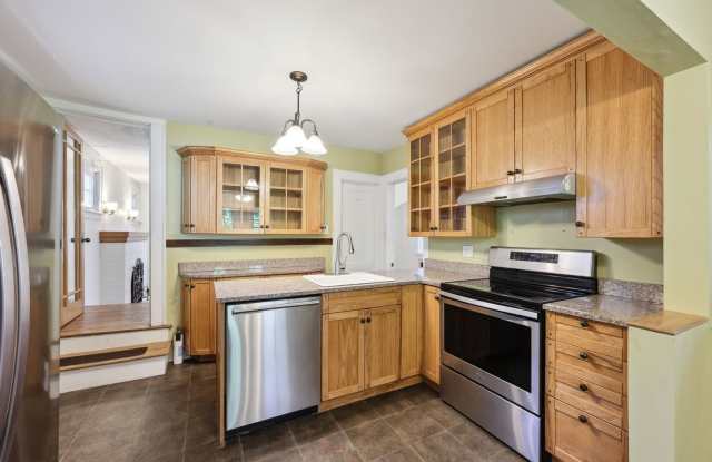 Enchanting Dutch Colonial in heart of Paradise Green, Stratford photos photos