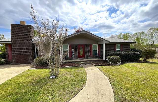 Gorgeous 3/2 Brick Home in Marianna with Bonus Room, Shed, and Fenced Back Yard! photos photos Gorgeous 3/2 Brick Home in Marianna with Bonus Room, Shed, and Fenced Back Yard! photos photos