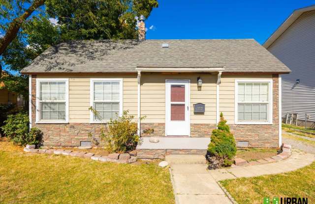 Charming 2-Bedroom, 1-Bath Home with Large Fenced Yard Gallery 1