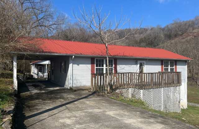 Spacious 3-Bedroom Home with Beautiful Views in Downtown Gainesboro - 207 North Union Street, Gainesboro, TN 38562 Spacious 3-Bedroom Home with Beautiful Views in Downtown Gainesboro - 207 North Union Street, Gainesboro, TN 38562