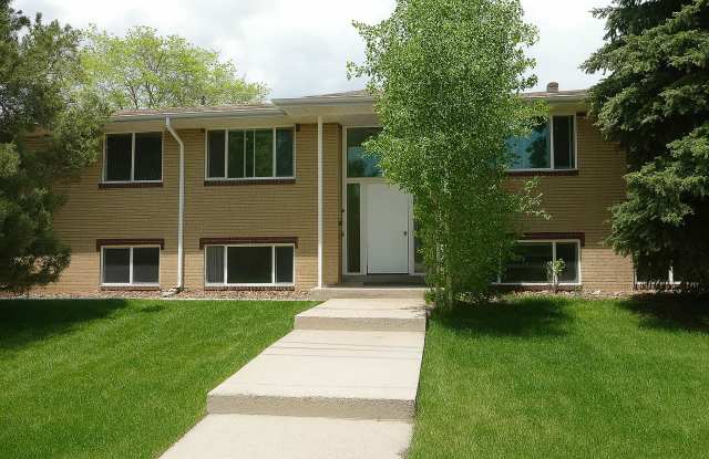Now Leasing: 1BR Ground-Level Apartment in Golden – In-Unit Laundry, Patio, Walkable to Mines photos photos