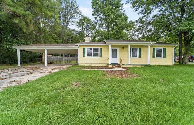 Spacious fenced back yard in South Huntsville Gallery 1