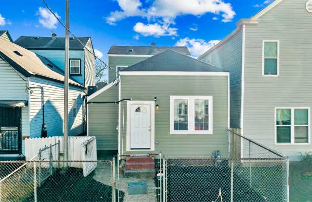 502 East Ormsby Avenue - 1 photos photos