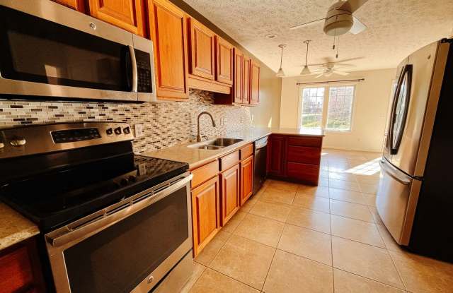 Renovated 3 Bedroom, 3 Bath Townhouse with 2-car garage and views! Gallery 4