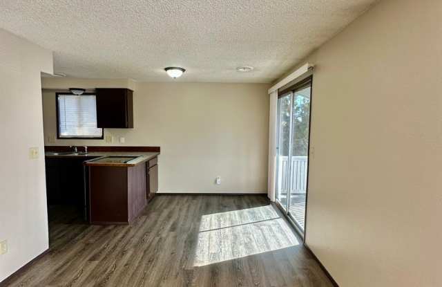 2bdrm, 1 bath apartment in Moyina Heights. Water,sewer  garbage included - 1839 Dawn Court, Altamont, OR 97603