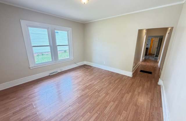 3Bd/2Ba House with nice backyard giving Easy Access to Downtown Gallery 3