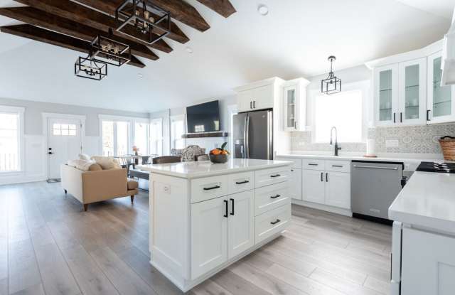 Williams Bay Pet-Friendly Furnished Home Available for Monthly & Mid-Term Rentals Gallery 4