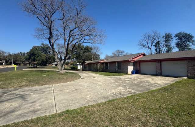 $300 OFF 1ST MONTH RENT IF YOU MOVE IN WITHIN 2 WEEKS! - 214 Halbart Drive, Castle Hills, TX 78213