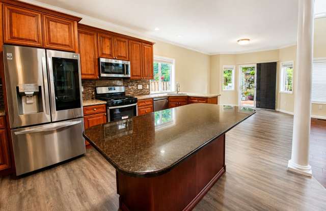 Beautiful 5 Bedroom Home! Gallery 4
