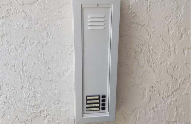 5801 Coach House Circle Gallery 4