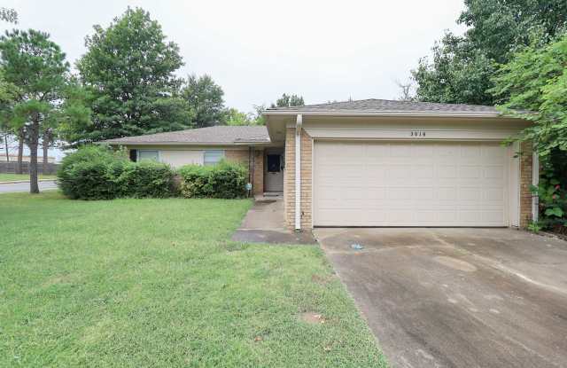 Prime Location! 3 bed/ 2 bath! Schedule a tour today! photos photos