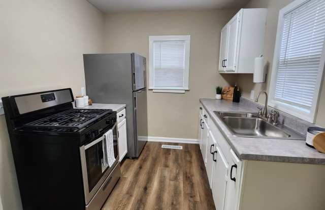 3 bed 1 bath Home - Fenced Yard Gallery 4