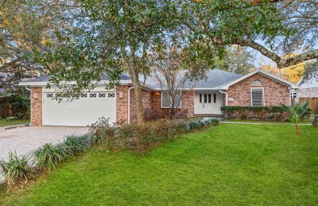 Spacious Parkwood Estates Home with Flexible Florida Room Gallery 1