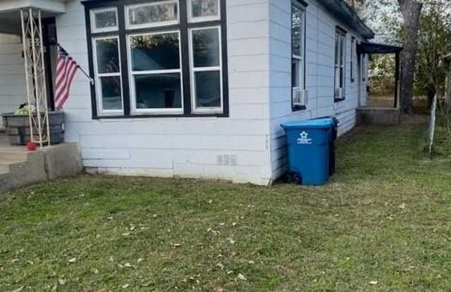 817 W Owing Street - 817 West Owings Street, Denison, TX 75020