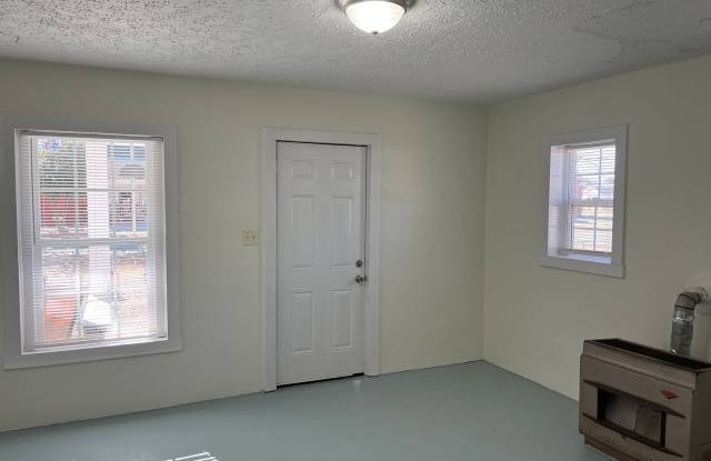 1 Bedroom 1 Bath Triplex Call Burlington Rentals tom set up a viewing 336-228-7368 Gallery 4